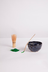 Bodegón con utensilios para preparar té matcha japonés