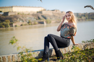 Photographing a girl during autumn with a blurred background