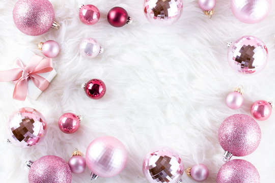 Sắc hồng luôn dành cho những trái tim yêu thương và hồn nhiên, và cũng là màu sắc đặc trưng cho Giáng sinh. Bạn sẽ cảm thấy được sự ấm áp, tình cảm và niềm vui trong hình nền hồng Giáng sinh đẹp này.