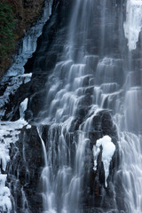 Fototapeta na wymiar 凍りはじめた番所大滝