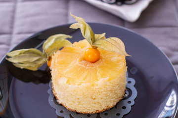 Pineapple cake with fresh pineapple