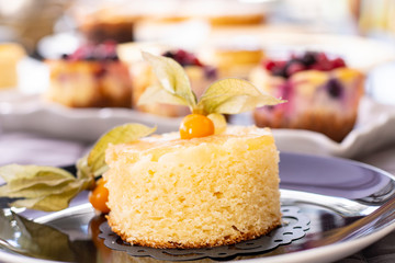 Pineapple cake with fresh pineapple