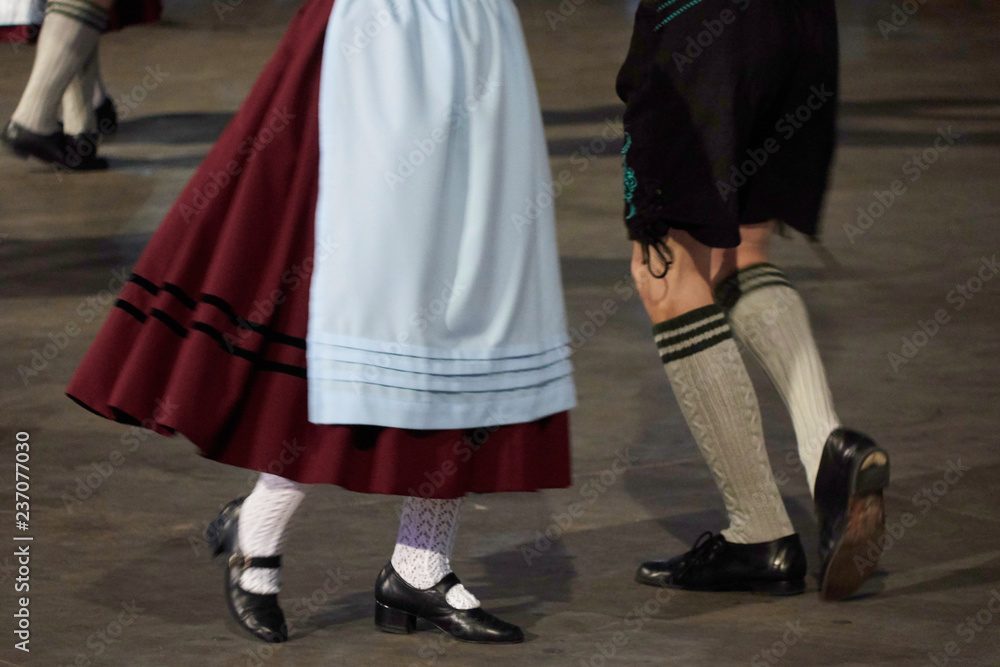 Wall mural Schwingendes Trachtenkleid während einer Volkstanzpräsentation beim Oktoberfest Blumenau