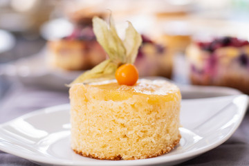 Pineapple cake with fresh pineapple