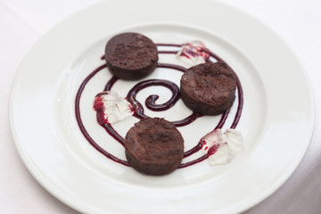 Close up on gourmet brownies served on a restaurant table