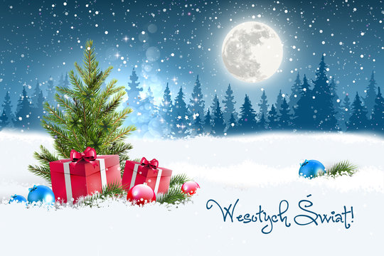 Koncepcja kartki świątecznej z napisem Wesołych Świąt po polsku. Zimowa nocna sceneria z księżycem w tle, w śniegu leżące koło choinki prezenty oraz porozrzucane bombki. Na niebie widać padający śnieg