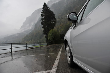 auto auf rutschiger straße eis blitzeis regen aquaplaning
