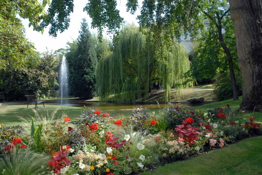 Ville d'Epernay, parc de l'Hôtel de Ville et jet d'eau, département de la Marne, France