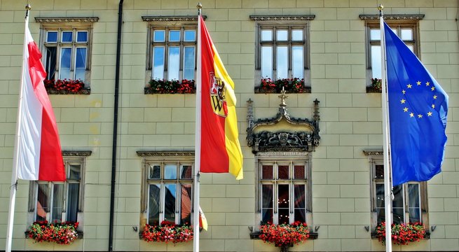 Flagi: Polska, Wrocław, Unia Europejska