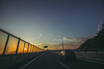 高速道路の朝焼け