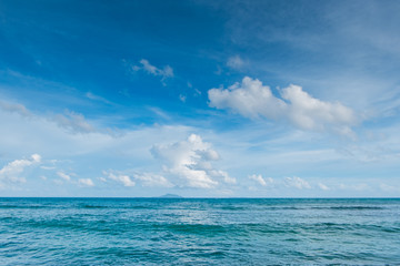 Obraz premium Beautiful wave from the sea and beautiful sky in Phuket Thailand