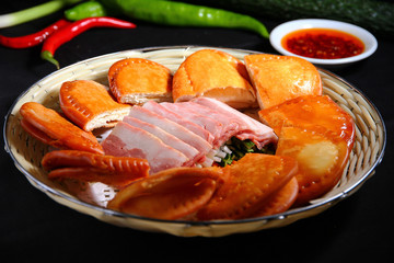 Steamed bread is served with beef