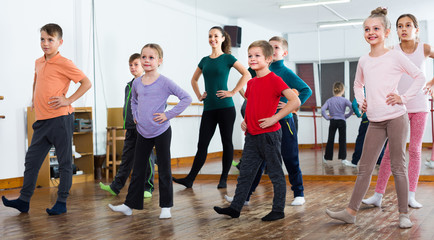 children studying contemp dance