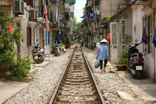 Street with train tracks, Hanoi, Vietnam　ベトナム・ハノイ 線路沿いの街並み
