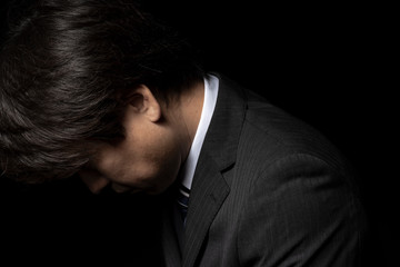 Fototapeta premium 頭を下げて謝罪する男性