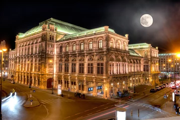 Photo sur Aluminium brossé Théâtre Die beleuchtete Wiener Staatsoper bei Nacht und Vollmond