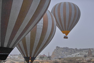 Balloon with passengers takes off.