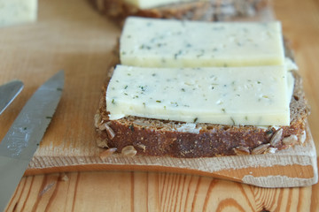 Frühstücksbrot mit Kräuterkäse