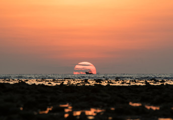 Obraz premium sunset in the sea omega shape with boat