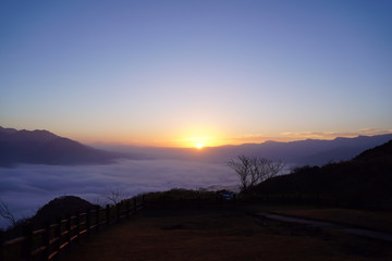 Obraz premium 雲海に囲まれた早朝の阿蘇の山々