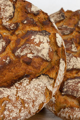 Brot aus Weizenmehl mit Kruste