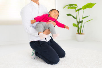 父親と泣いている子供