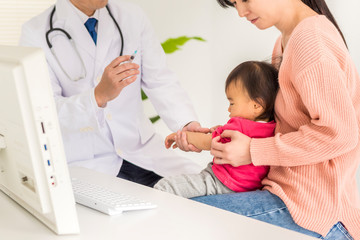 病院で注射をうける子供