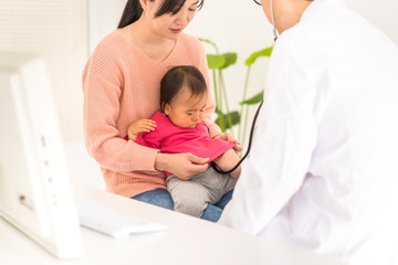 Fototapeta premium 小児科を受診する親子