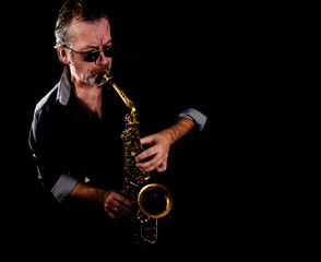 Fototapeta na wymiar mann spielt saxophon, rock, jazz, blues