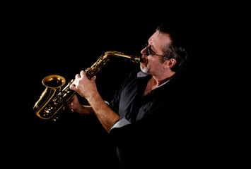 mann spielt saxophon, rock, jazz, blues