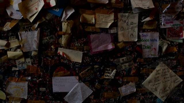 little cards with a loving dedication on the wall of Juliet's balcony