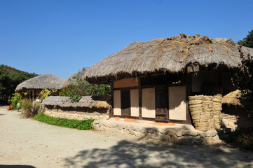 Fototapeta na wymiar Korean traditional thatched-roof house