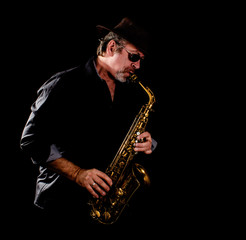 Fototapeta na wymiar mann spielt saxophon, rock, jazz und blues