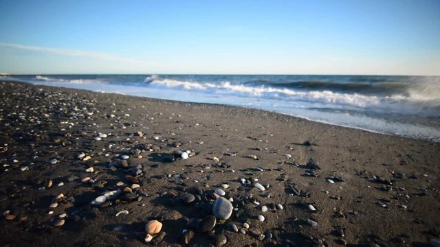 Wellen und Steine am Strand