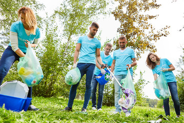 Ehrenamtliche Helfer reinigen einen Park