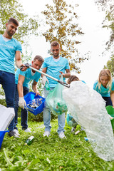 Gruppe freiwilliger Helfer sammelt Abfall
