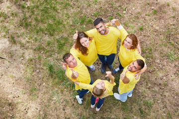 Sieger Team mit Daumen nach oben