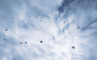 Parachuting, the mission of the military special.