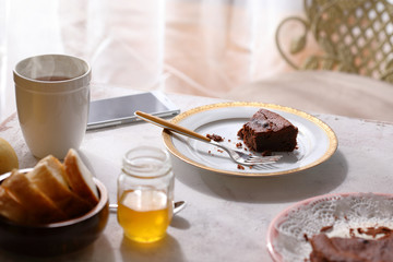 チョコケーキとパンの朝食