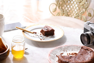 チョコケーキとパンの朝食