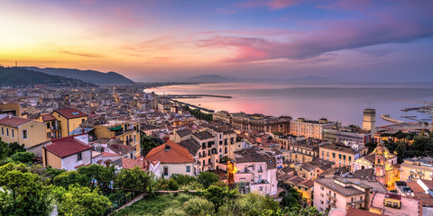 Fototapeta na wymiar Panorama di Salerno all'alba