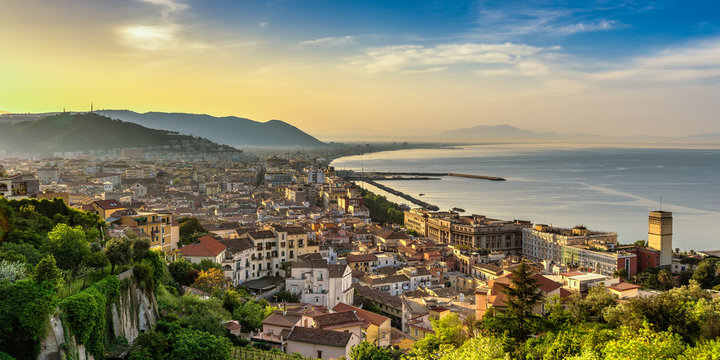 Panorama di Salerno all'alba