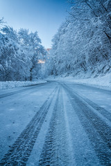 Obraz premium Ice and snow on the road in forest