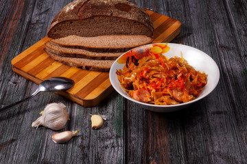 простая русская еда, тушеная капуста с ржаным хлебом, simple Russian food, cabbage stew with rye bread
