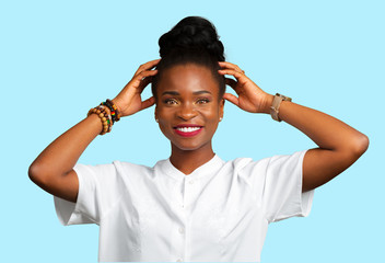 Naklejka premium Portrait of smiling young black womanм