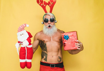 Fashion tattoo Santa Claus wearing party sunglasses - obrazy, fototapety, plakaty