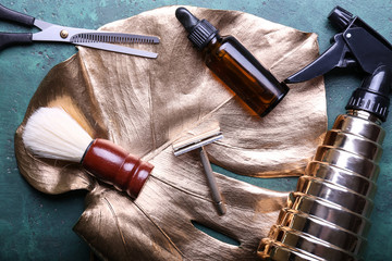 Naklejka premium Barber accessories on color background, flat lay