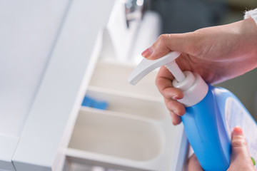 Obraz premium woman washing clothes
