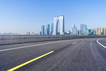 Obraz premium empty asphalt road with city skyline