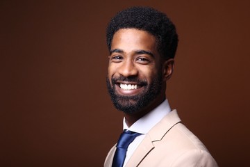 Obraz premium Beautiful black man in front of a colored background